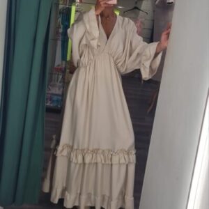 vestido beige con mangas
