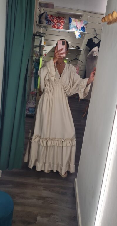 vestido beige con mangas