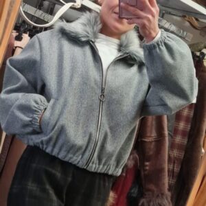 chaqueta gris con pelo gris