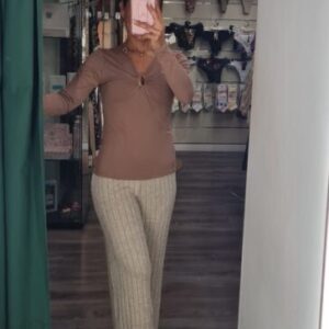 camiseta marron termica escote pecho