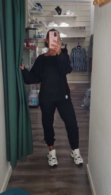 conjunto negro piel melocotón