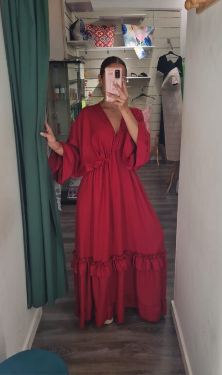 vestido burdeos con mangas