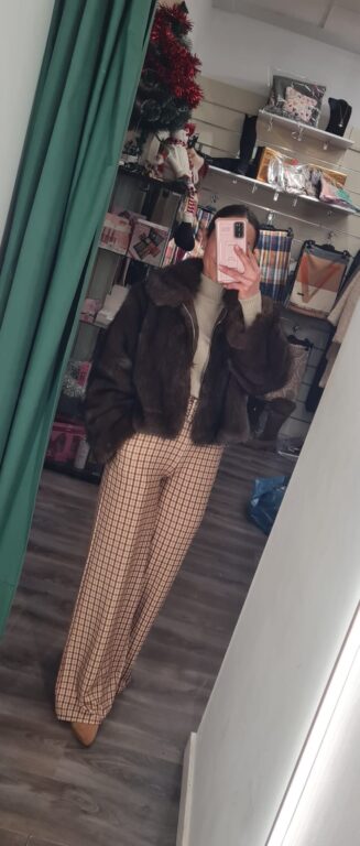 abrigo pelos marron cremallera corto