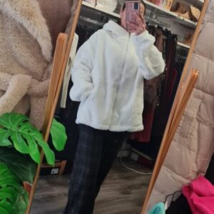 chaqueta blanca pelo con gorro