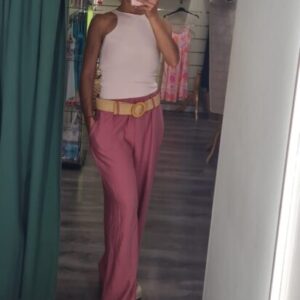 pantalón con cinturón rosa