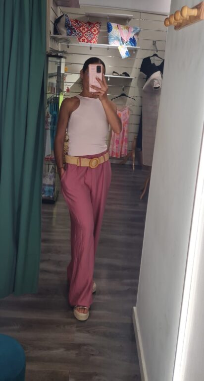 pantalón con cinturón rosa