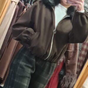 chaqueta corta marron con pelos cuello negra