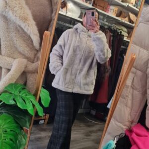 abrigo beige con gorro