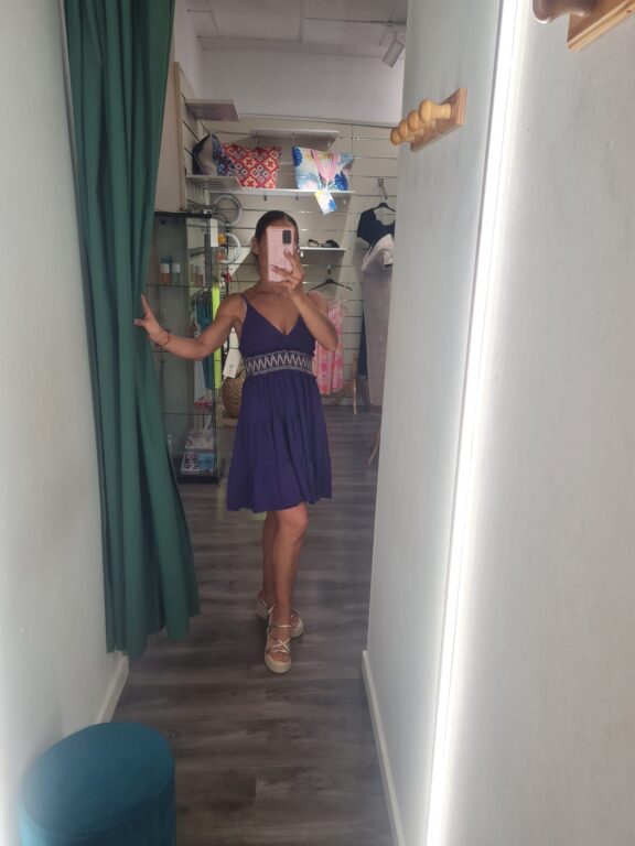 vestido morado con cascos