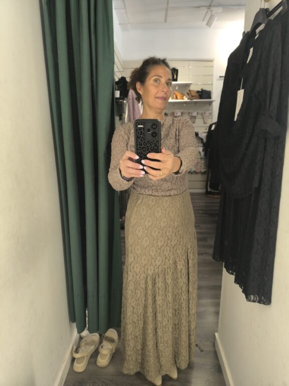 falda encaje topo