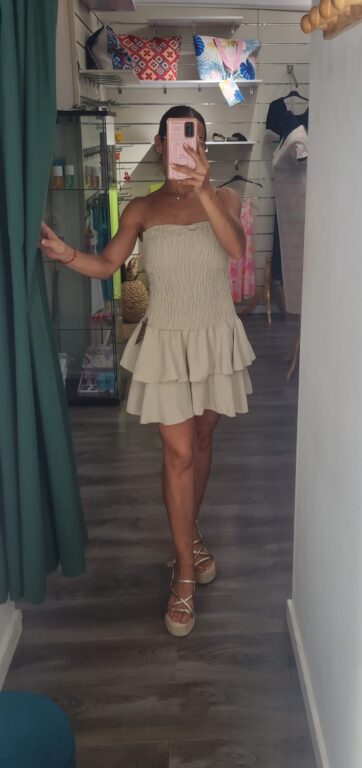mono beige palabra honor
