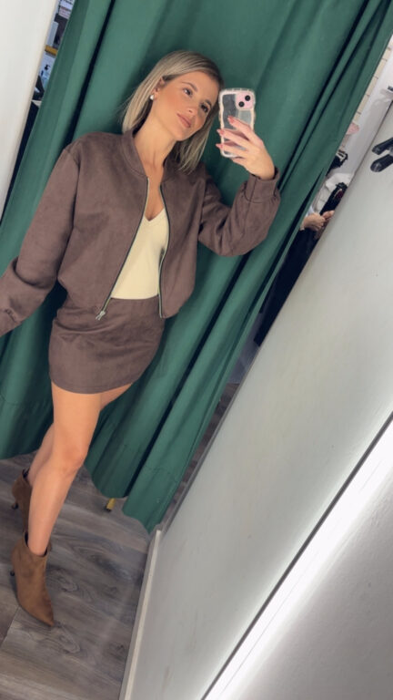 Inicio conjunto bomber y mini falda marrón