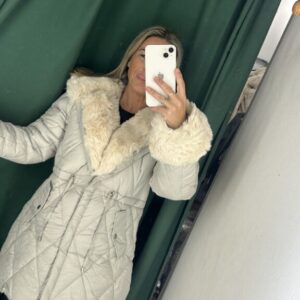 chaquetón beige acolchado con pelos