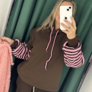 sudadera marron rayas rosa