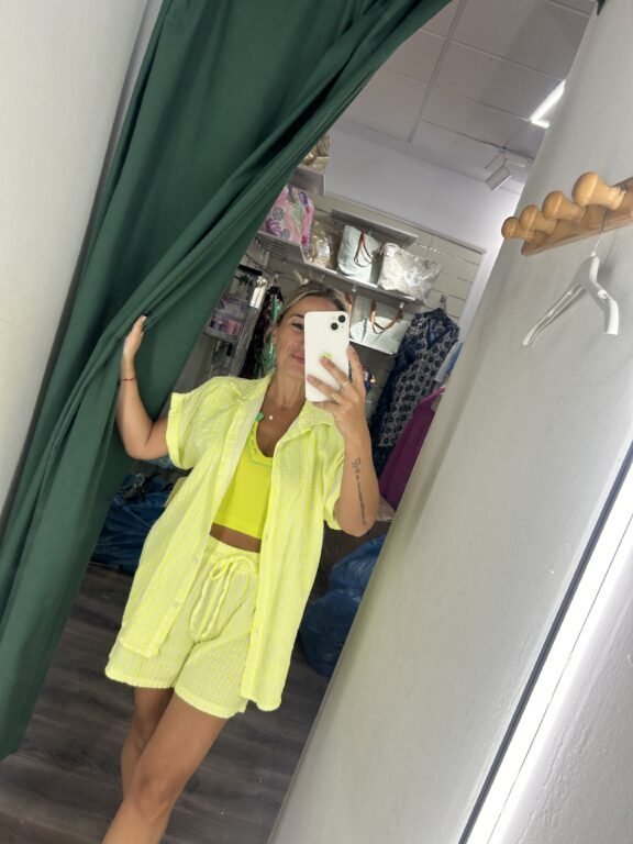 conjunto amarillo rayas