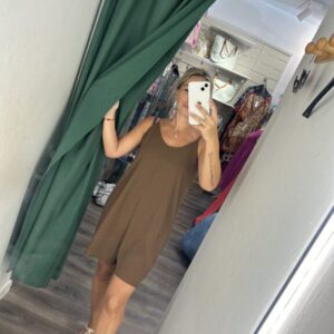 mono corto liso marron