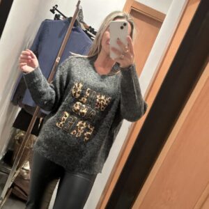 jersey gris oscuro letras leopardo