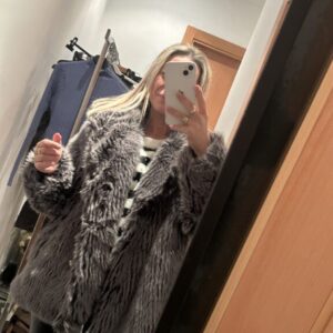 abrigo pelos gris y negro