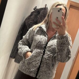 chaqueta borrego gris y negra