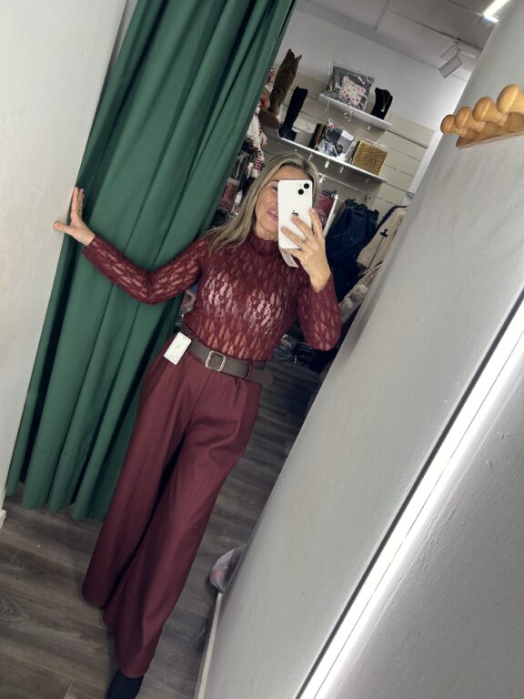 pantalon burdeos espiga