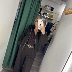 chaqueta marron pelos negro