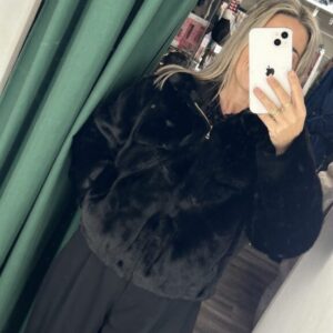 chaqueta negra pelos cremallera