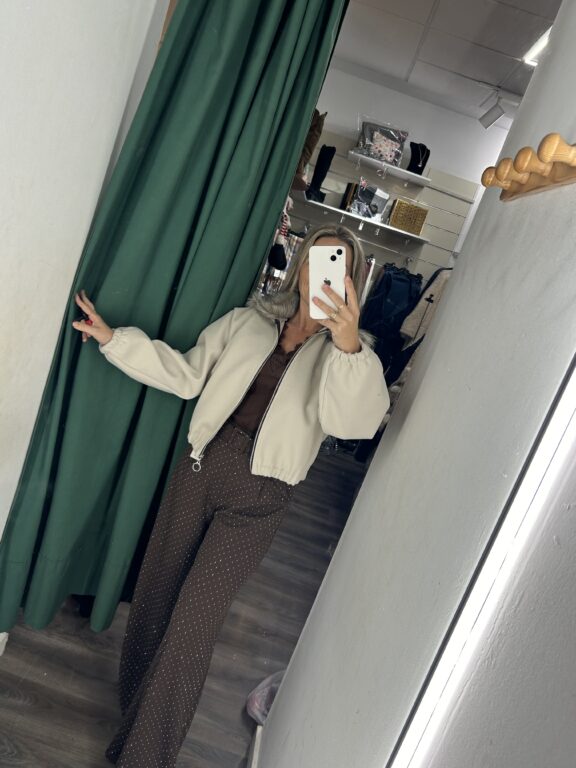 chaqueta beige con pelos