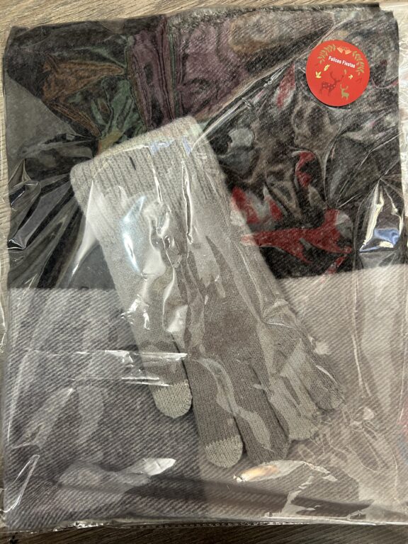 conjunto cuadro bufanda guantes gris