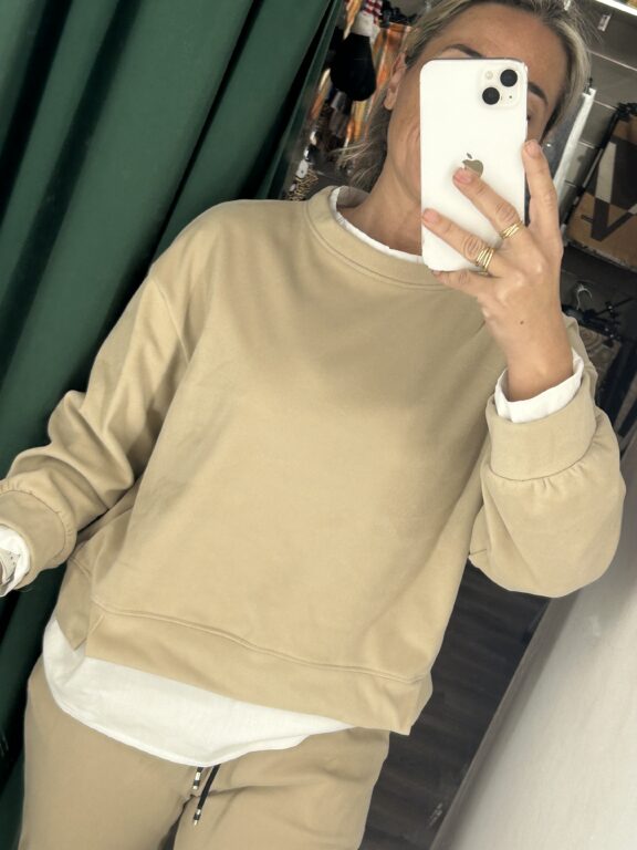 sudadera beige con camisa
