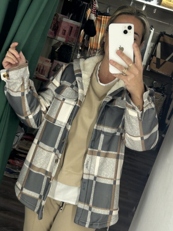 chaqueta cuadrito gris y beige