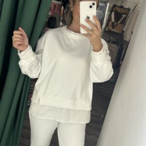 sudadera blanca con camisa