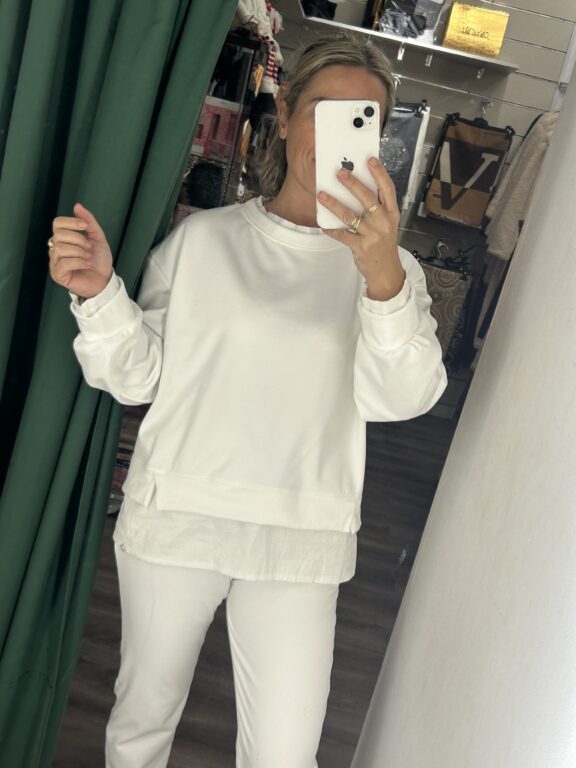 sudadera blanca con camisa