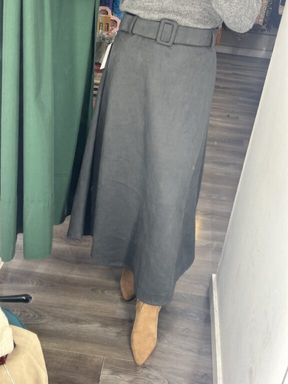 falda gris antelina