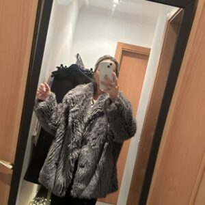 abrigo pelos gris oscuro