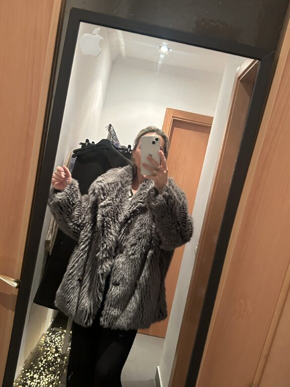 abrigo pelos gris oscuro