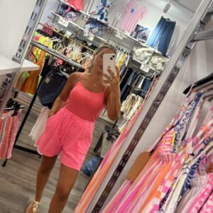 camiseta fucsia con cascos