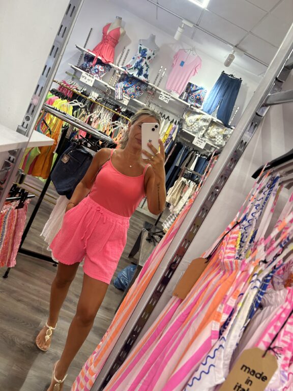 camiseta fucsia con cascos
