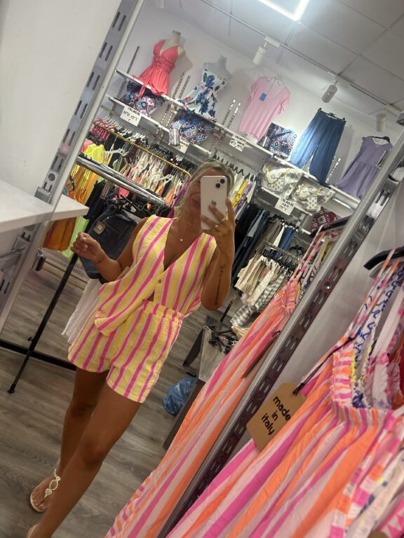 conjunto chalequillo fucsia y amarillo