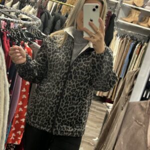 chaqueta leopardo gris