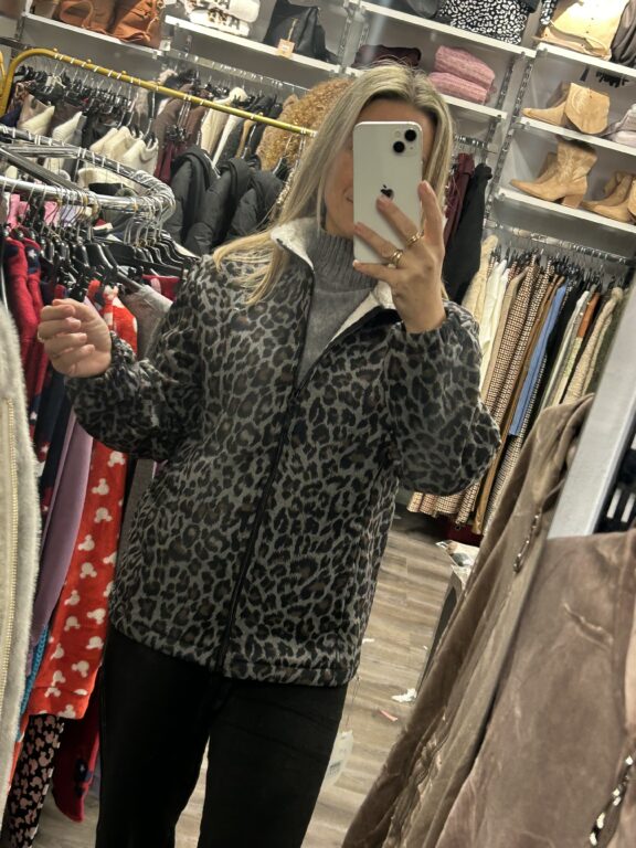 chaqueta leopardo gris