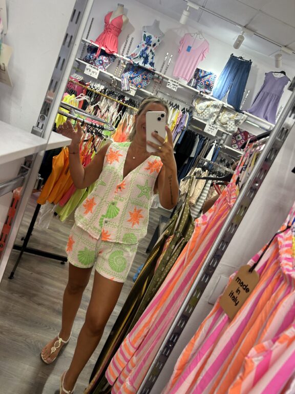 conjunto chalequillo verde y naranja