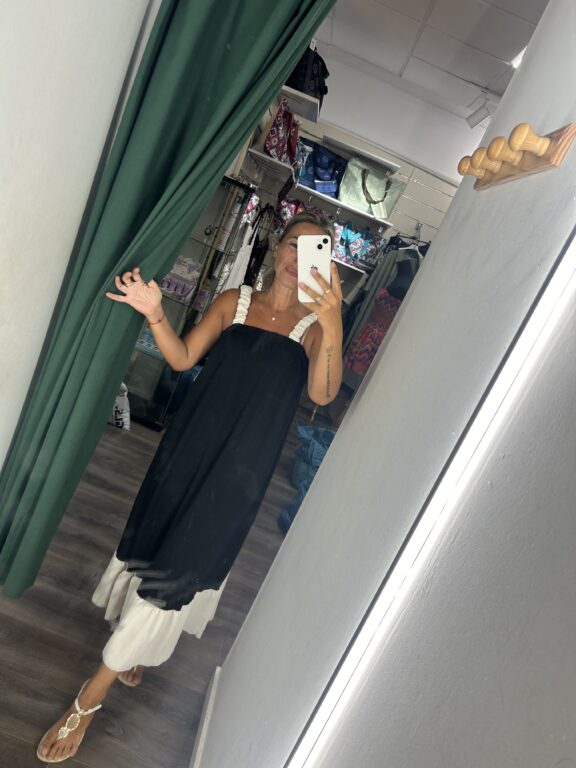 vestido negro tiranta fruncida blanca