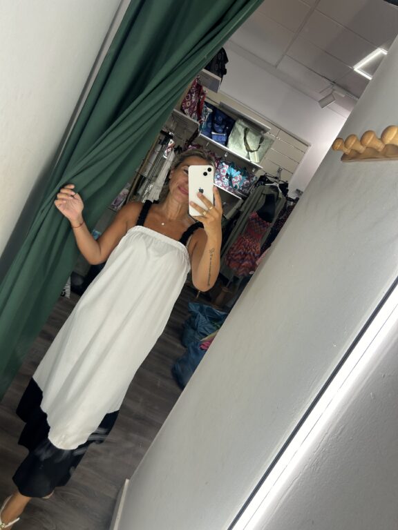 vestido blanco tiranta fruncida negra