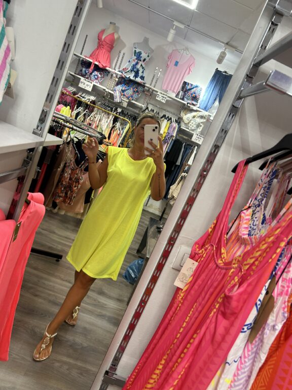 vestido hombrera amarillo fluor