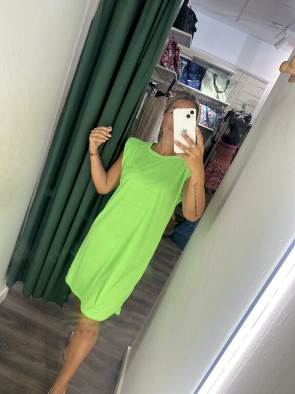 vestido verde corto hombrera