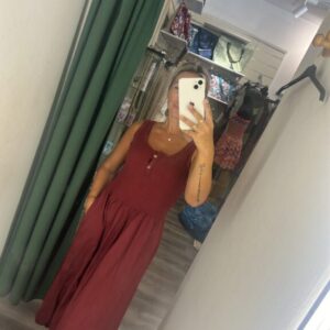 vestido burdeos botones pecho
