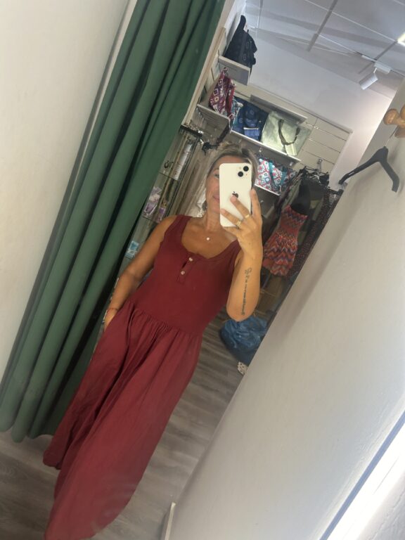 vestido burdeos botones pecho