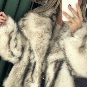 abrigo pelos marron y blanco