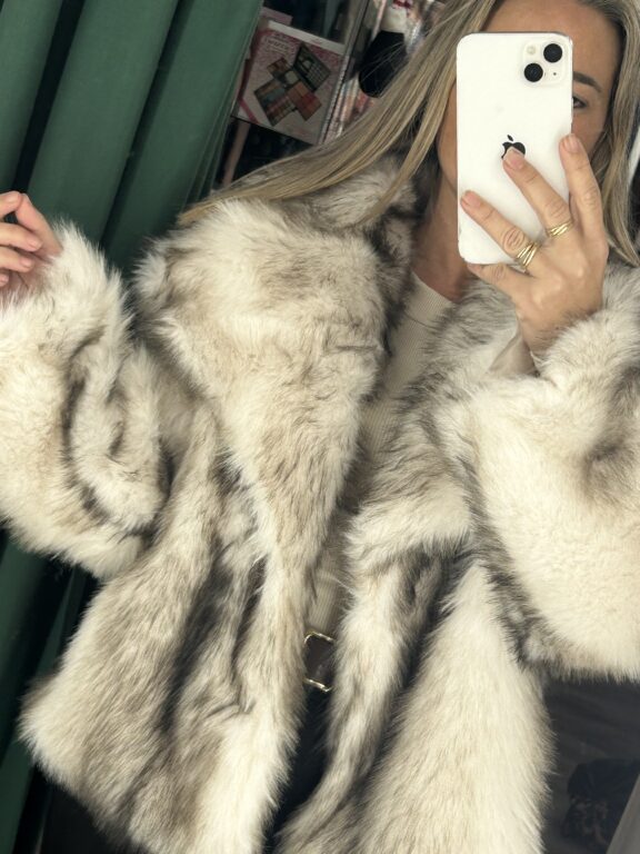 abrigo pelos marron y blanco