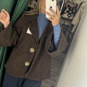 abrigo marron botones grande